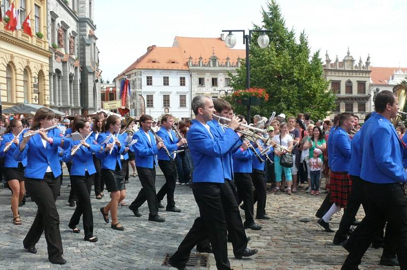 Sobotní program Slavností Zlaté stezky v Prachaticích odstartoval příchod historického průvodu s hlavním hostem letošních slavností Helenou Vondráčkovou.