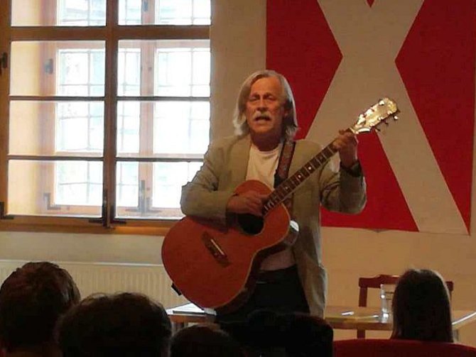 Hudebník, básník a publicista Jiří Dědeček zahrál v Prachaticích.