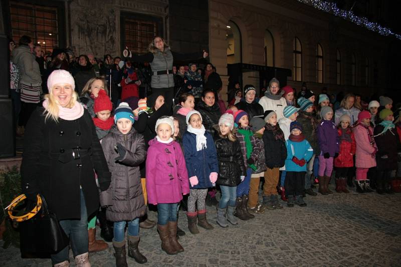 Česko zpívalo koledy i na Velkém náměstí v Prachaticích.