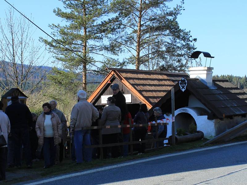 Nová sezona lenorského pečení začala přesně na čarodějnice. Žádná z nich ale v peci neskončila, ani by se tam nevešla, pec zaplnily housky, placky a chléb.