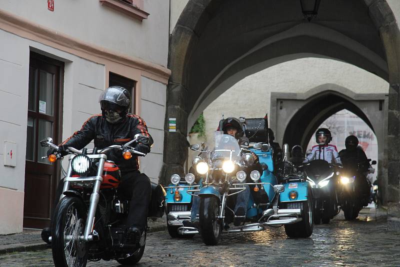 Prachatičtí motorkáři zahájili sezonu 1. Jarní jízdou. Vyjeli z Velkého náměstí Dolní branou.