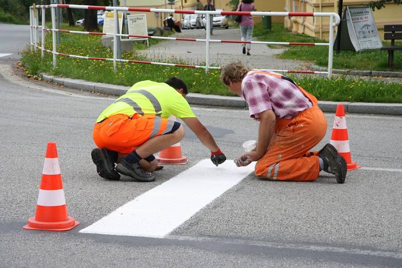 Pracovníci firmy Reno Šumava začali v pondělí v Prachaticích s obnovou vodorovného dopravního značení na silnicích v majetku Jihočeského kraje.