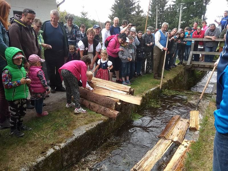 Zahájení plavení na Schwarzenberském plavebním kanále na Jeleních Vrších.