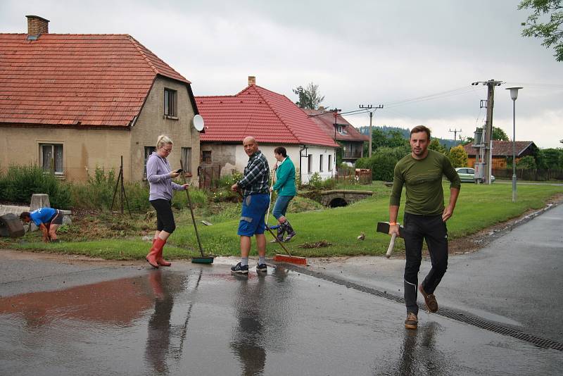 Tři domy, ve kterých počítají majitelé škody,  vytopené sklepy, podmáčené trávníky a nepořádek. To všechno za sebou nechala voda, která protekla obcí Chlumany na Prachaticku v sobotu 22. června.