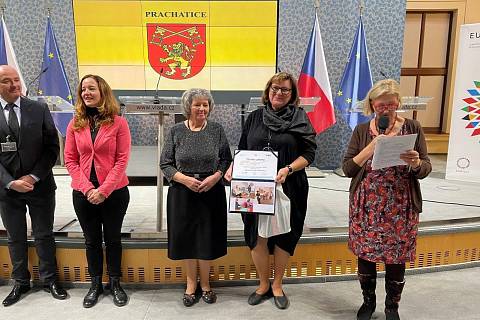 Hanka Rabenhauptová (s šálou) převzala cenu za prachatický městský úřad v soutěži Rovnost pohledem objektivu.