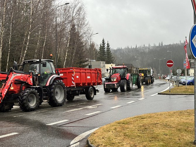 Zemědělci na hraničním přechodu Strážný neblokovali silnici. Z Protestem poukazují na nesmyslnosti přicházející z Evropské unie.