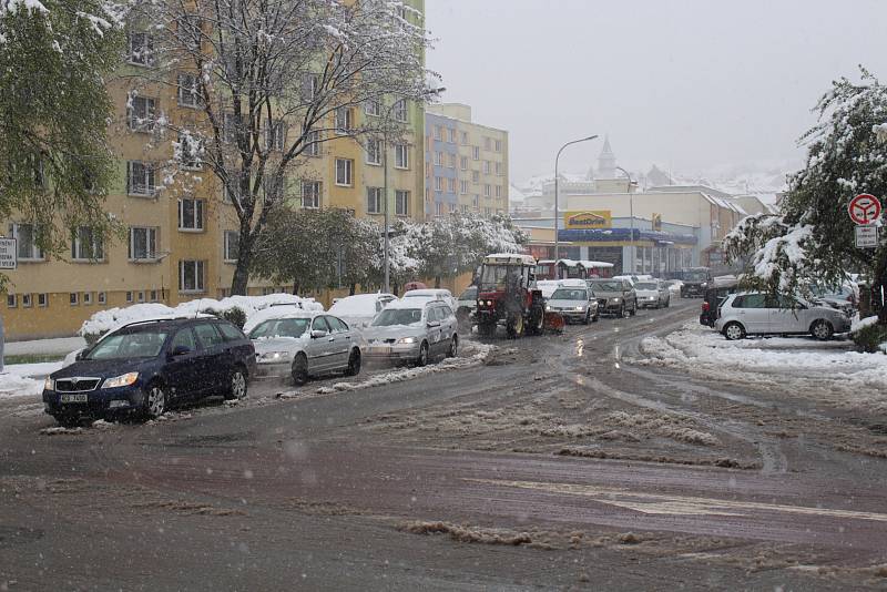 Směrem na Staré Prachatice stojí od rána doprava. Auta se hnou vždy jen o pár metrů.