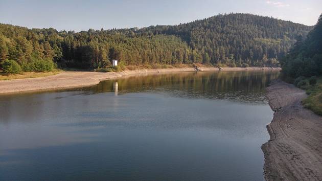 Husinecká přehrada upouští ještě méně vody, než je dispečerské minimum. Důvodem je nedostatečný přítok do nádrže. Horní Blanice je téměř nasuchu.