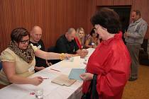 Obřadní síň ve Lhenicích se na dva dny změnila ve volební místnost hned pro dva volební okrsky.