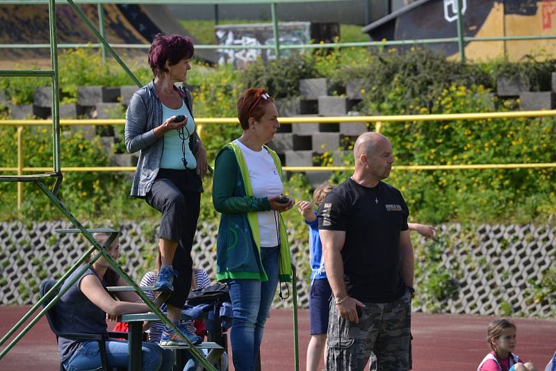 Městský stadion se zaplnil dětmi. Dům dětí a mládeže pro ně připravil atletickou soutěž.