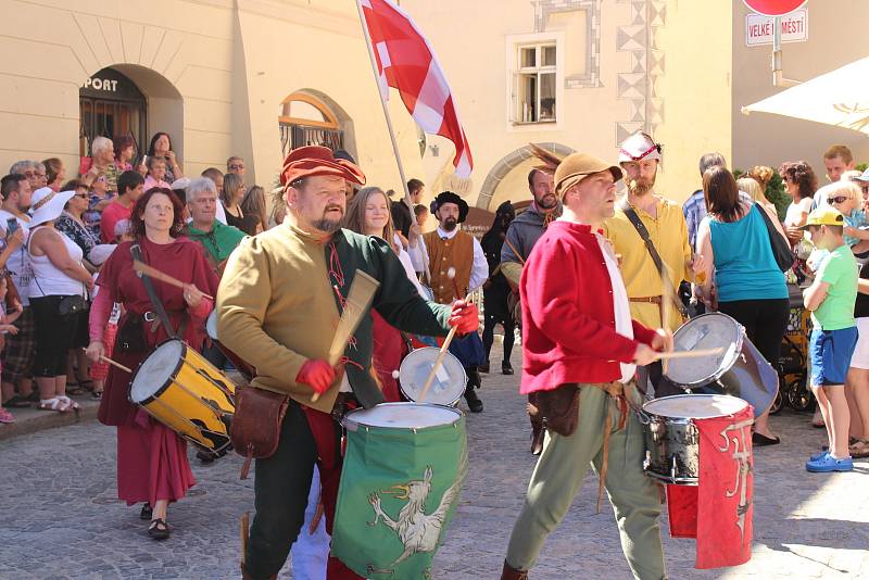 Kočár tažený koňmi přivezl na Velké náměstí Leonu Machálkovou. V průvodu se představili všichni účinkující.