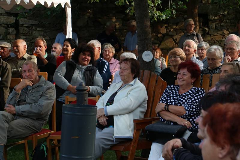 V prachatickém hospicovém parku zahrála dechová kapela Babouci.