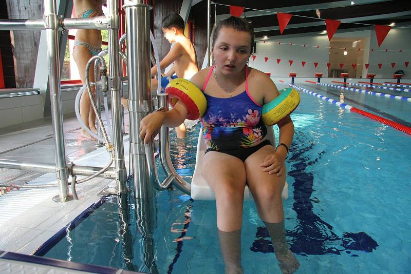 Kristínka si vyzkoušela, jak se bude pohybovat pomocí vozíčku v prachatickém bazénu.