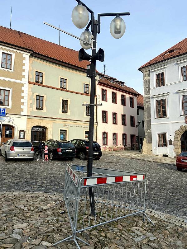 Veřejné osvětlení na prachatickém náměstí je hodně poškozené. Nové bude ještě letos.