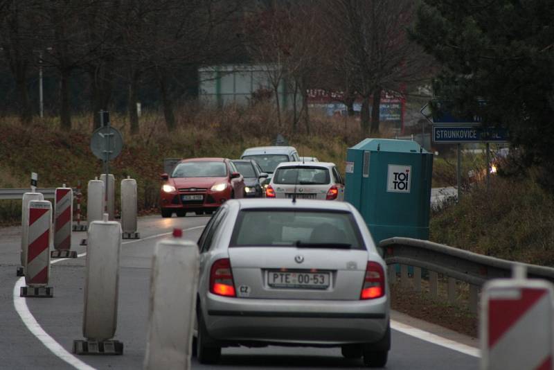 Dobrá zpráva pro řidiče, před mostem u Hracholusk už nemusejí stát před semafory. Jezdí se již v obou jízdních pruzích.