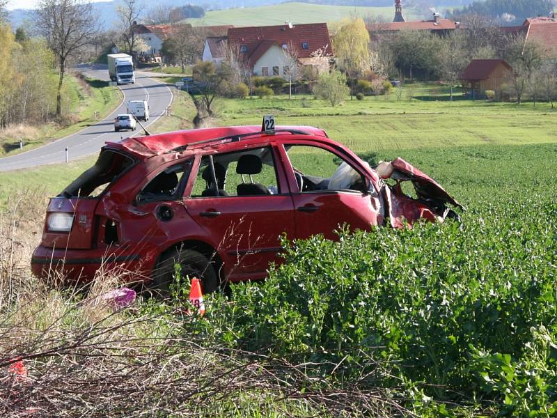 Ranní nehoda skončila smrtí řidiče Škoda Fabia.