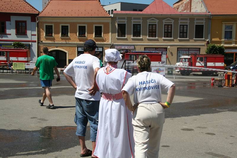 Setkání hasičů a historických parních stříkaček v Netolicích.