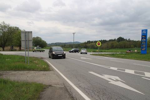Křižovatka U Stopařky ve Vitějovicích. Místo častých dopravních nehod.