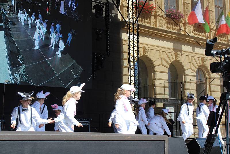 Úvodní vystoupení sobotních Slavností Zlaté stezky patřilo studiu Crabdance Prachatice.