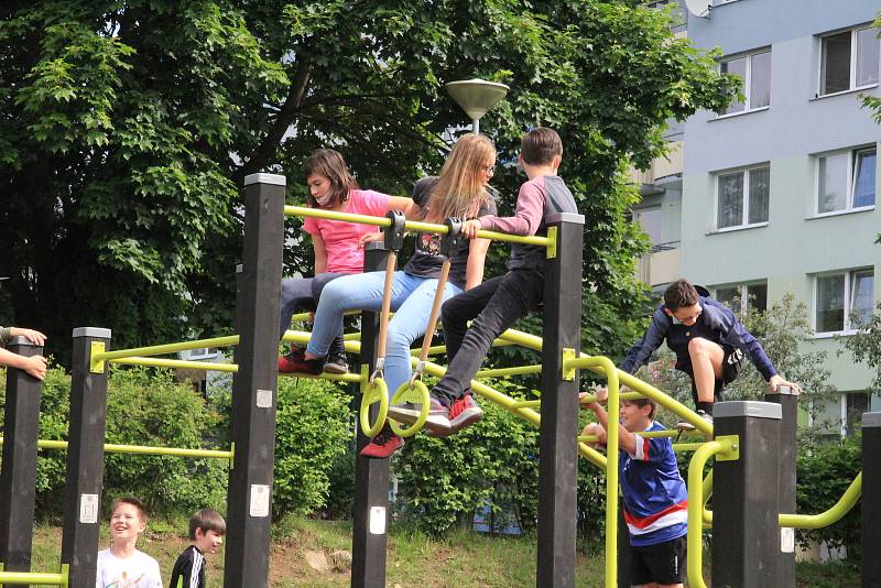 U Národky je nové workoutové hřiště. Radost z něj mají hlavně děti.