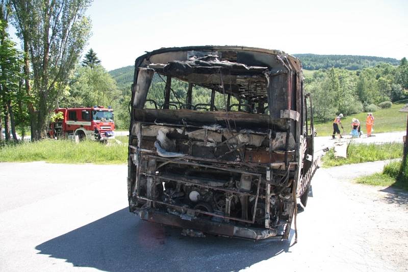 V sobotu 7, června shořel při jízdě do Pasova pod osadou Libínské Sedlo u Prachatic zájezdový autobus. Po jeho odstranění z komunikace začali hasiči s úklidem vozovky.