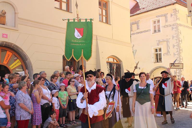 Kočár tažený koňmi přivezl na Velké náměstí Leonu Machálkovou. V průvodu se představili všichni účinkující.