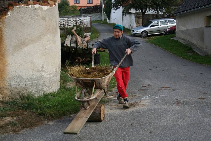 Venkovské ženy slavily v sobotu svátek. V Konopišti to všichni pořádně rozjeli.