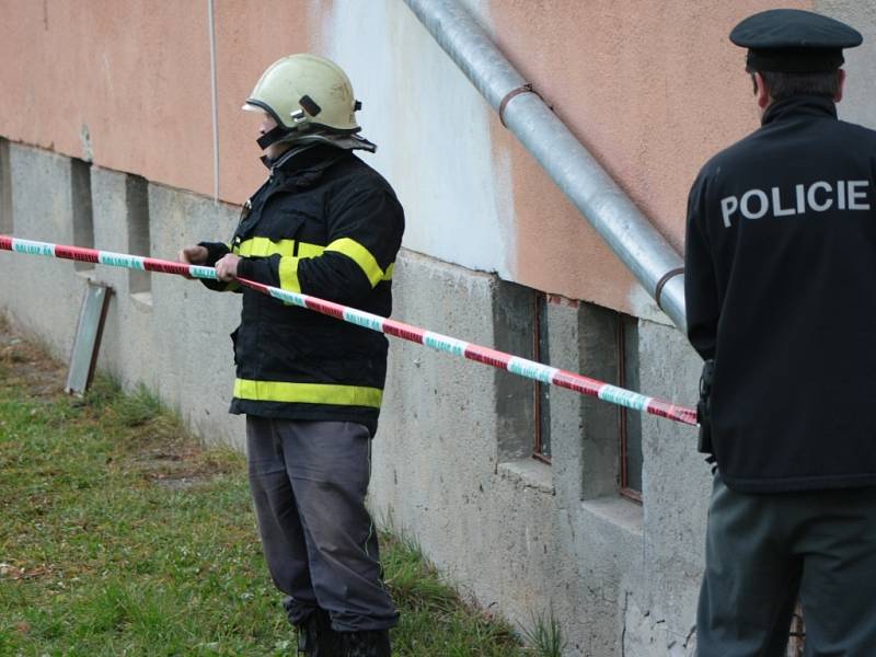 V Nové Peci sčítají škody po nedělním rozsáhlém požáru kůlen.