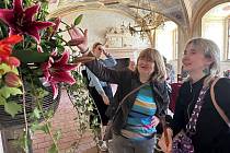 Na tradiční výstavu Návrat květů na zámku Kratochvíle vyrazili senioři z Prachatic, doprovodili je dobrovolníci.
