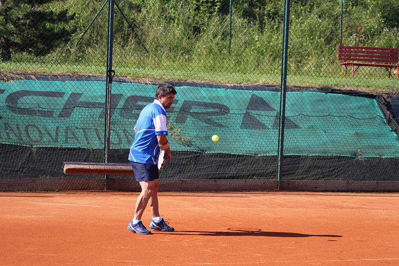 Tenisté v Prachaticích hráli J&B cup ve čtyřhře.