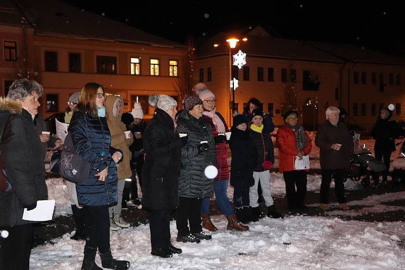 Česko zpívá koledy ve Volarech se vydařilo. Zazpívat si přišla zhruba stovka lidí.