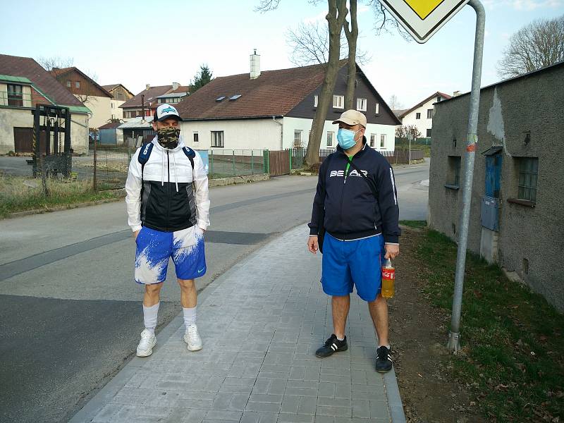 Volarští fotbalisté si krátí čekání na svůj sport tenisem.