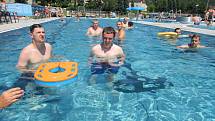 Nově otevřené bazény ve Vimperku potřebují i proškolené plavčíky. Školení těch nových se uskutečnilo přímo v bazénech v pátek, tedy třetí den ostrého provozu.