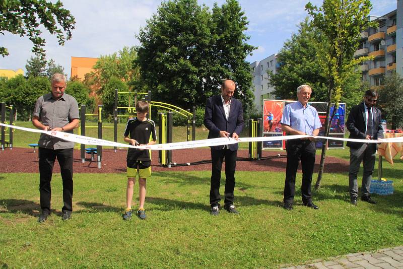 U Národky je nové workoutové hřiště. Radost z něj mají hlavně děti.