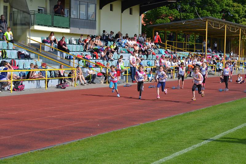 Městský stadion se zaplnil dětmi. Dům dětí a mládeže pro ně připravil atletickou soutěž.