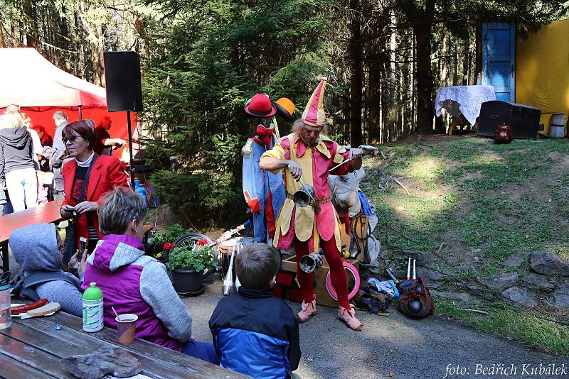 Oslavy sv. Václava pod rozhlednou na Javorníku u Vacova.