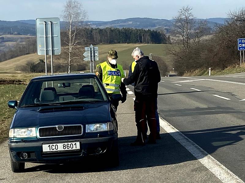 Kontroly řidičů na hranicích okresů Prachatice a Strakonice u Čkyně.