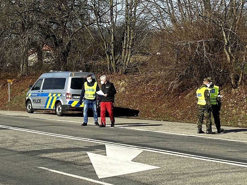 Kontroly řidičů na hranicích okresů Prachatice a Strakonice u Čkyně.