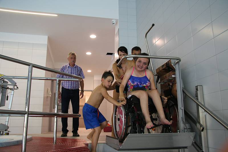Kristínka si vyzkoušela, jak se bude pohybovat pomocí vozíčku v prachatickém bazénu.