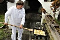 Tradiční pečení v obecní peci z roku 1836 se v Lenoře na Prachaticku uskutečnilo už v pátek 30. prosince. Na voňavé pečivo se stály fronty.