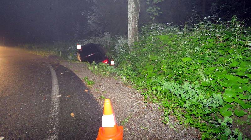 Ve stoce skončil řidič audi v sobotu v půl jedné ráno. Pro zraněnou spolujezdkyni letěl vrtulník.