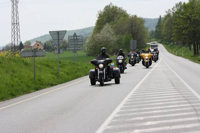 Od hraničního přechodu ve Strážném doprovázeli skupinku motorkářů, mezi nimiž byli i dva členové Nočních vlků, policisté. kolona právě přijíždí k čerpací stanici ve Vitějovicích.