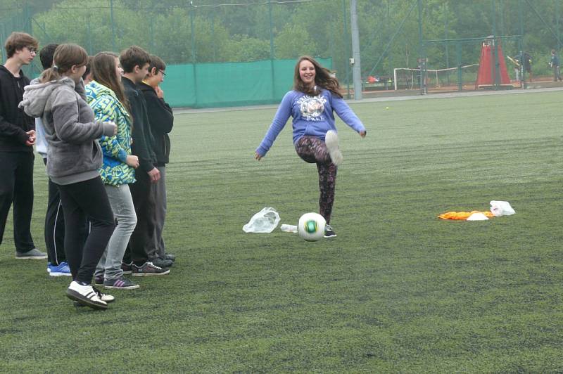 Fotbal se odehrával na umělce.