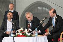 Ve čtvrtek 2. června 2016 navštívil v rámci své návštěvy Jihočeského kraje prezident ČR Miloš Zeman také Prachatice. Po obědě a setkání se zástupci místních samospráv následovalo i tradiční setkání s občany.