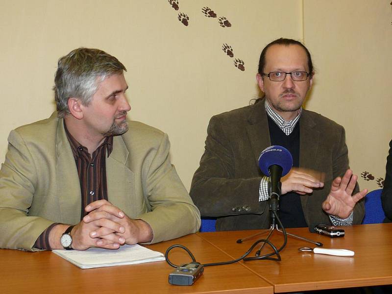 Ministr Dusík (vlevo) v rozhovoru s ředitelem NP Šumava Krejčím.