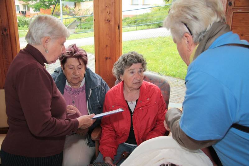 Čtvrtý ročník seniorských her nezastavil ani včerejší déšť, v záloze měli pořadatelé z městské organizace svazu důchodců i mokrou variantu.