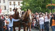 Sobotní program Slavností Zlaté stezky v Prachaticích odstartoval příchod historického průvodu s hlavním hostem letošních slavností Helenou Vondráčkovou.