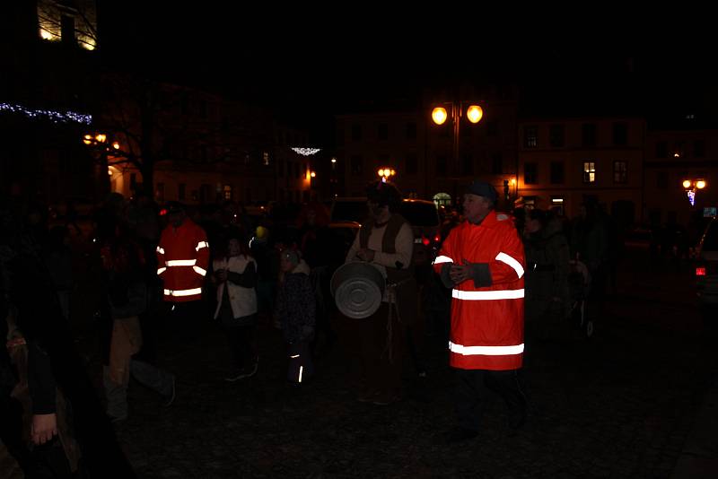 Prachatický ŠOS opět bavil děti při čertovském průvodu a představení.