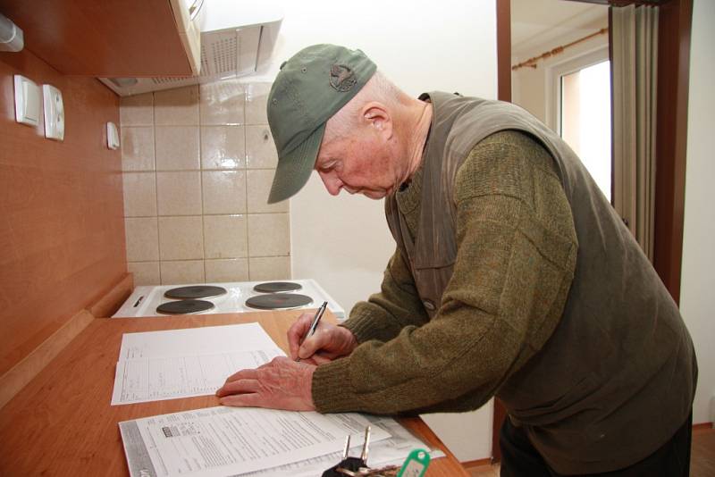 I přes pokročilý věk je právě tato chvíle pro Svobodovi novým začátkem. Vladimír Svoboda podepisuje protokol o předání bytu.