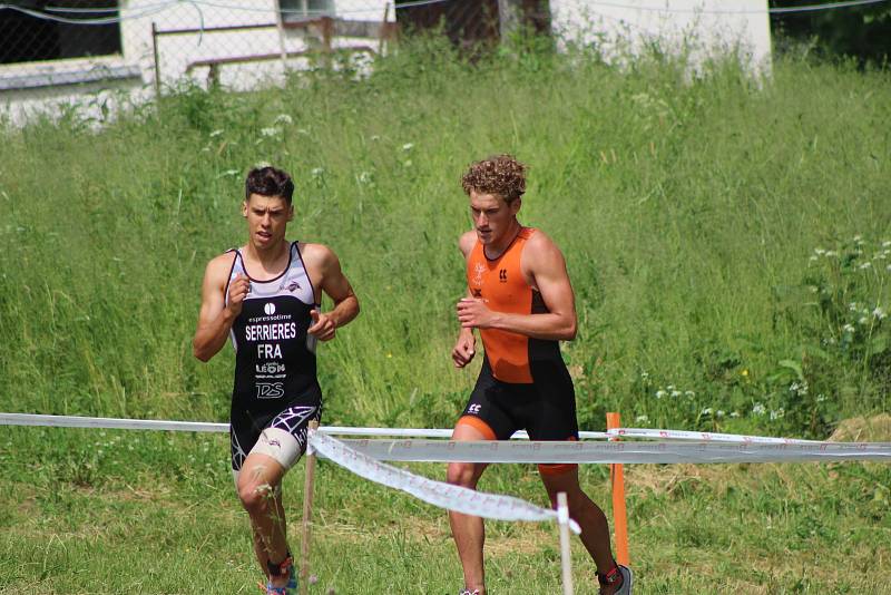 Mužský Short track přinesl skvělý závod s řadou dramatických soubojů na trati.